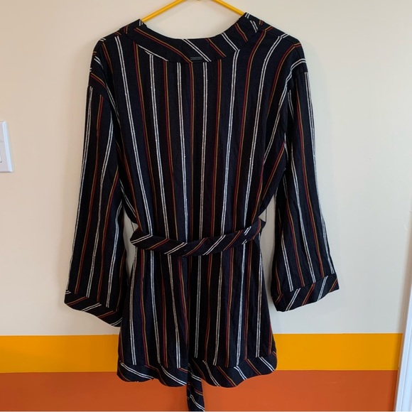 billabong SECRET TELLS wrap top. - Picture 5 of 7